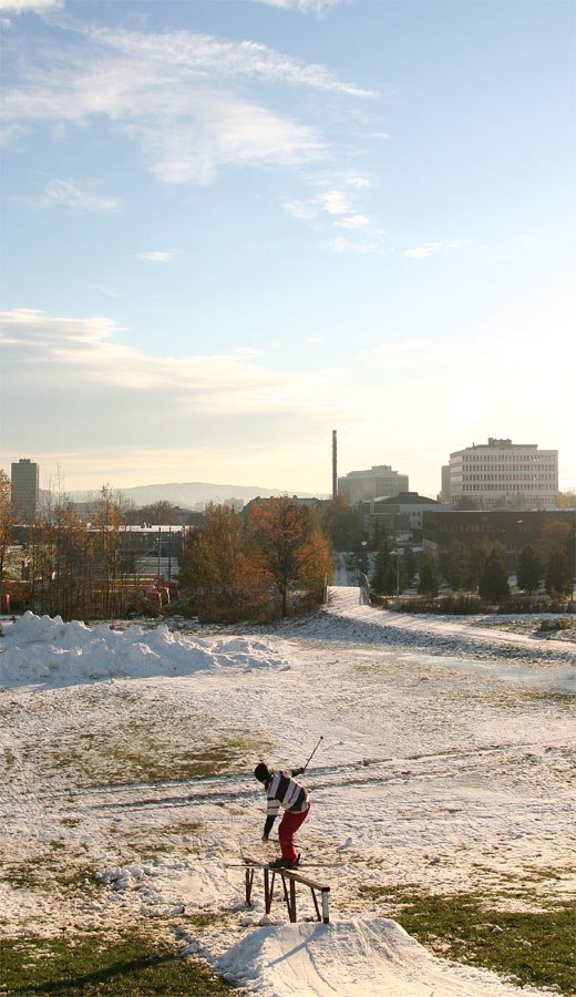 Störtskön höstdag i Oslo. Piffen tricksar en bl. Foto: Johan Söderlund. Åkare: Kristoffer "Piffen" Edwall.