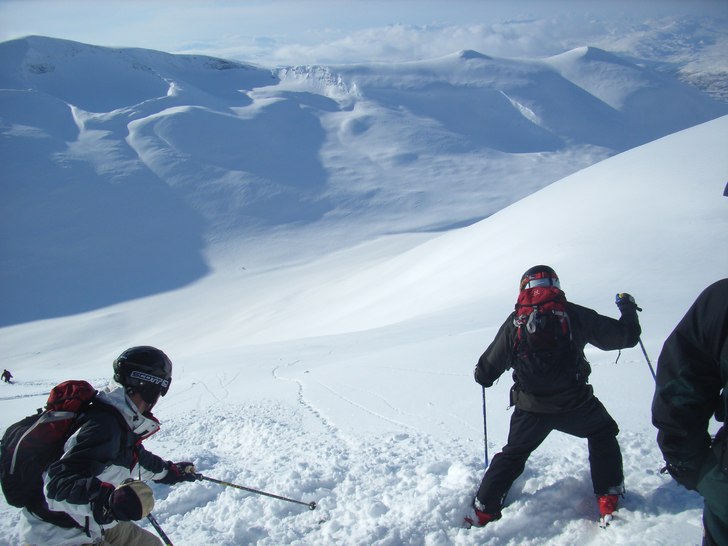 Heliskiing i Abiskoalperna. Foto: Mountain Man. Åkare: Ace DG.