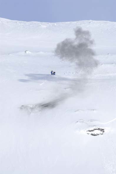 Foto: Stefan Brodén. Åkare: Krutröken låg tung över Lillskarven..