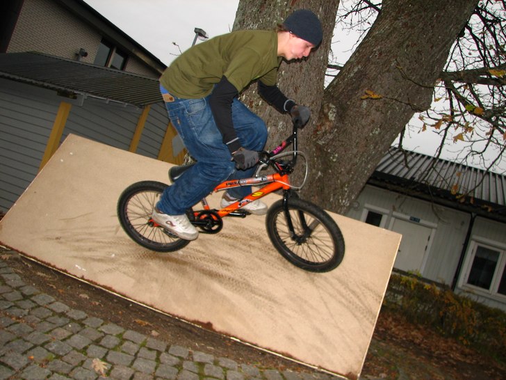Drog upp en plywood mot ett träd och drog nåra w. Foto: björn. Åkare: Oskar.