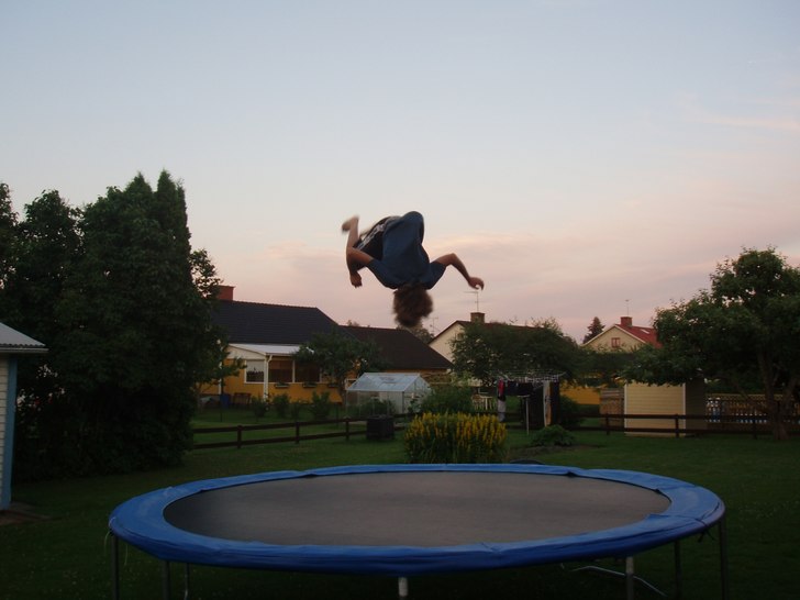 ja gör back flip. Foto: Carina Älgmyr. Åkare: Karl Kjellstrand.