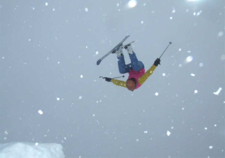 Bror sätter en framåtvolt i flatljus och bästa . Foto: Sanna. Åkare: Andreas.