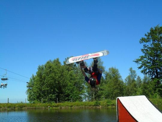 Vattenhopp på vallåsen. Foto: Joel Olovsson. Åkare: Mikaela Persson.
