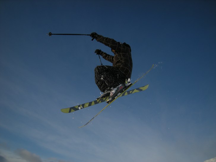 magnus hoppar lite i ravin. Foto: hemming nilsson. Åkare: magnus svensson.