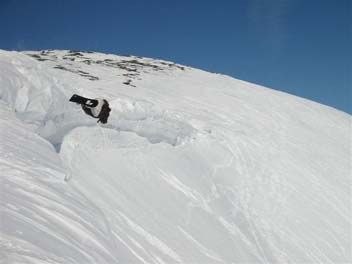 Jag i en sw underflip utför en driva bakom lillsk. Foto: Johan Hallström. Åkare: Stefan Moss.