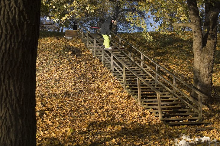 Oskar kör hela räcket bland höstlöv och fin fi. Foto: Jesper Molin. Åkare: Oscar Harlaut.