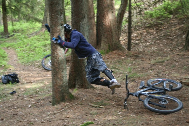 så kan de gå när man försöker skalla ett trä. Foto: jocke. Åkare: me.