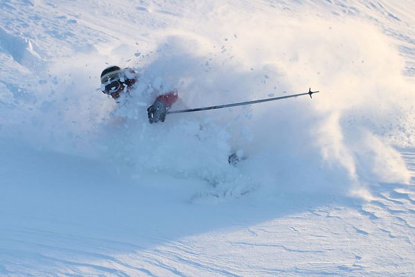 Henke landar skönt i lite puder norr om Norrlifte. Foto: Ralph Lindberg. Åkare: Henrik Johansson.