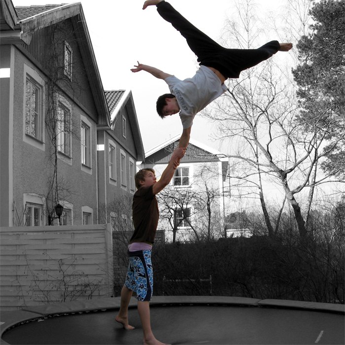 alex drar en handplant på mig typ... Foto: daniel sannell. Åkare: martin agerstig,alexander hermansson.