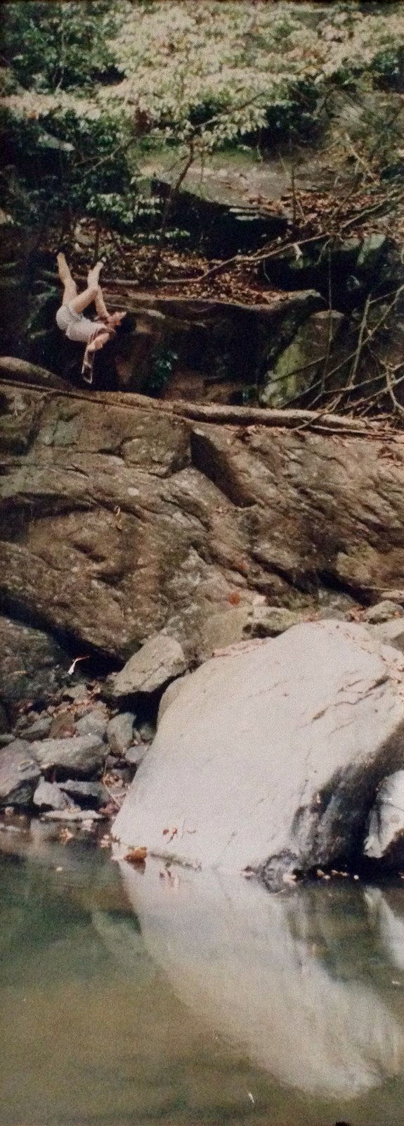 Jag klättrar uppför fallet.. Foto: Pinge Johansson. Åkare: Mikael Robsahm.