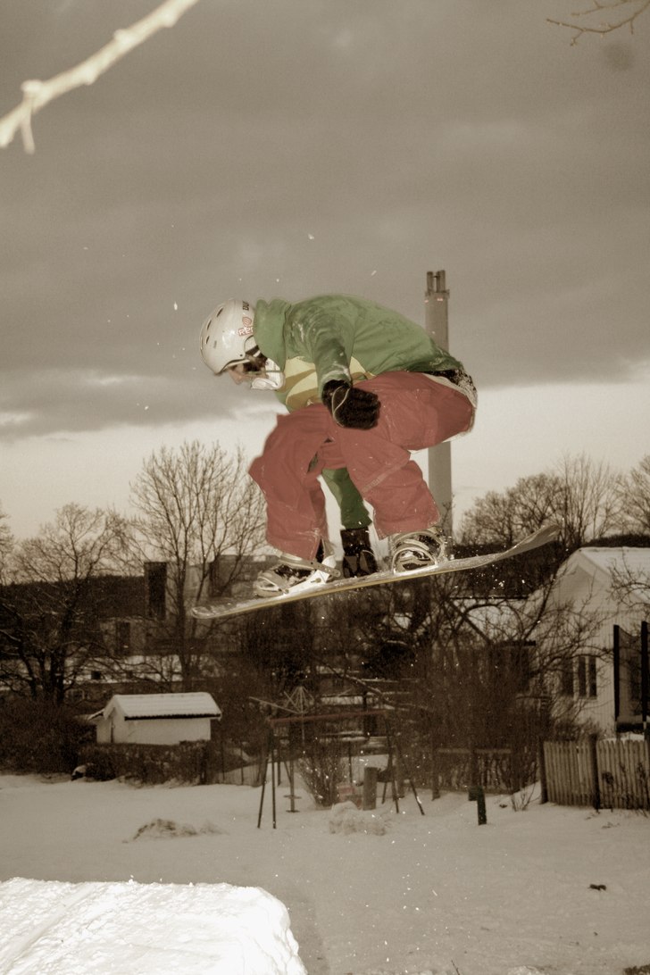 Fett gangsta med renovas skorsten i bakgrunden? 
. Foto: Joakim Croy. Åkare: Rickard Croy.