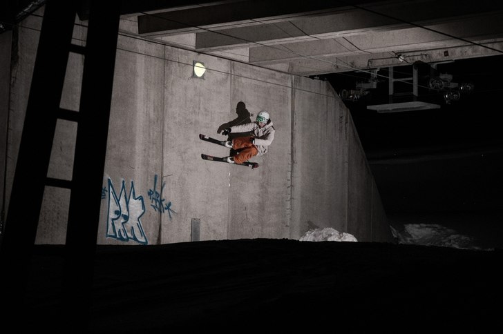 En wallride i lifttunneln i stöten.. Foto: Christoffer wastegård. Åkare: Johan dahlstedt.