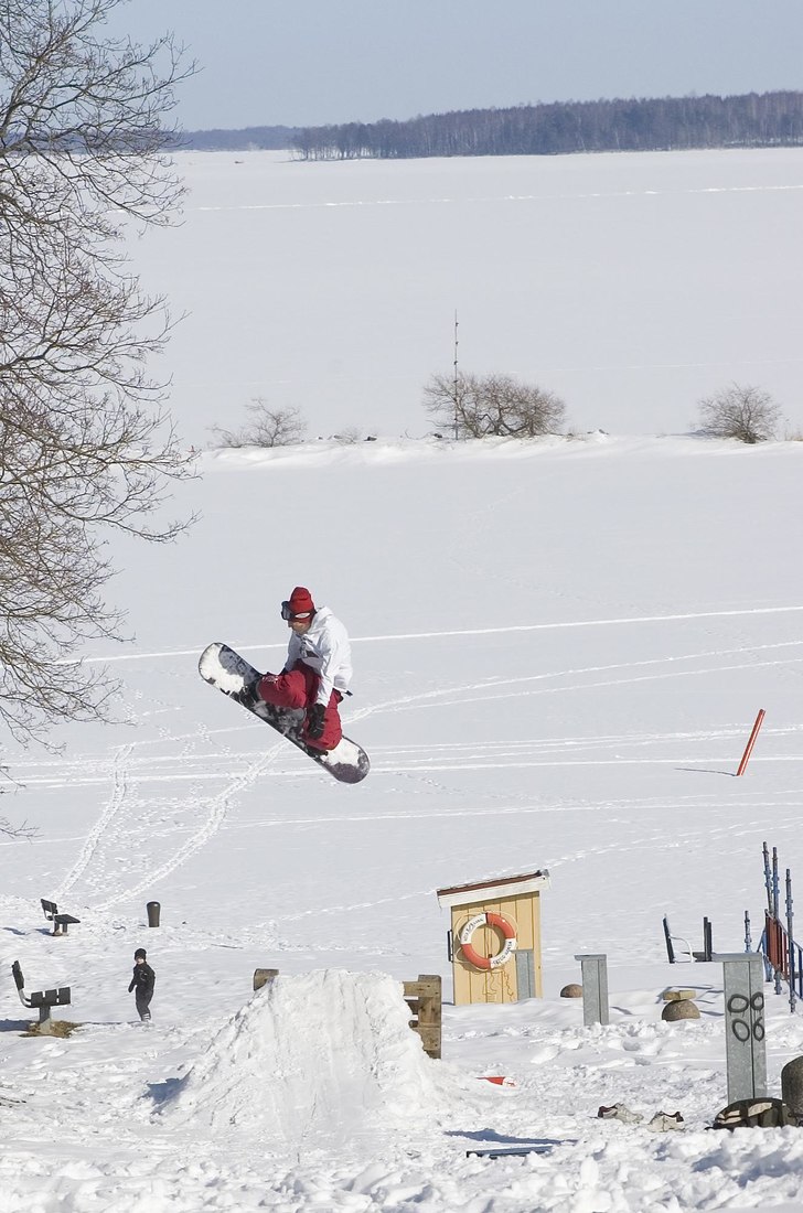 En härlig dag vid bergsslussar. Drar fart med mc . Foto: Ludwig Odbrant. Åkare: Joel Andersson.