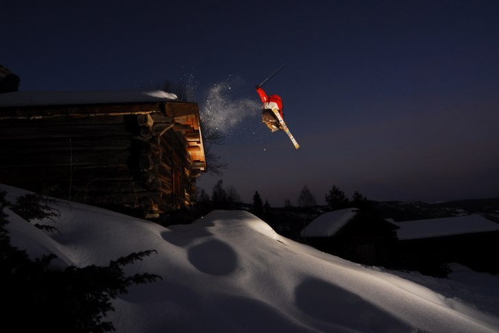 Jumping out of an old barn from the 1750!. Foto: Sindre Thoresen Lønnes. Åkare: Bendik Øye.