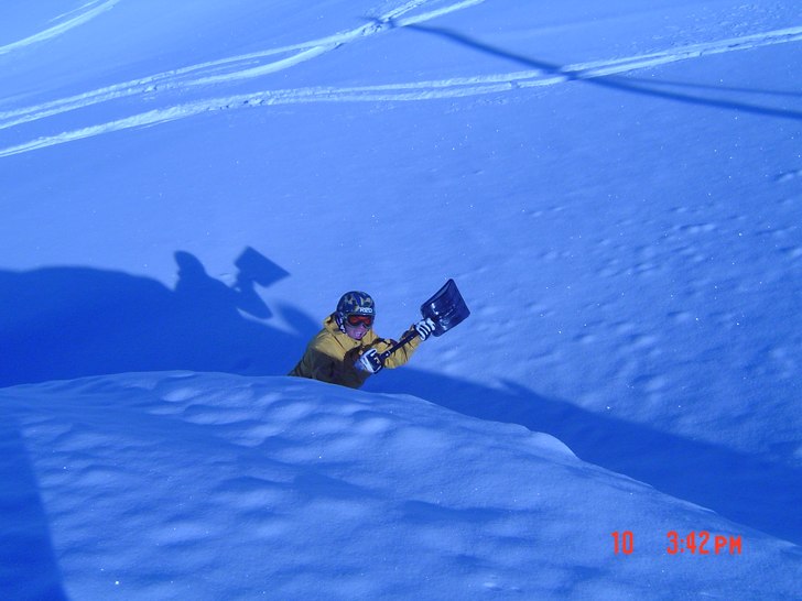 Bulan precis ramlat ner när han ska bygga en lite. Foto: Martin Wikström. Åkare: Robin Ljunqwist.