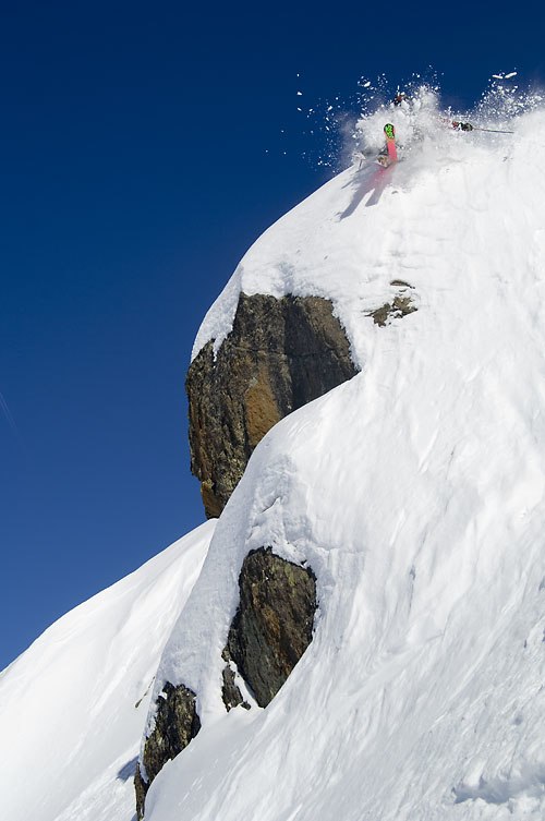 Johan laddar bland klipporna ovanför ludersjön i. Foto: Jesper Molin. Åkare: Johan Carlborg.