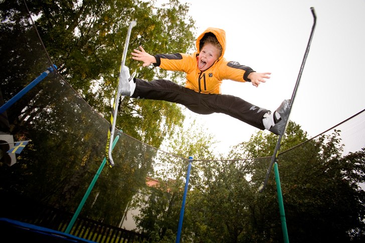 Gjorde studsmatteskidor av elrör, gaffatejp och e. Foto: Testar mina nygjorda studsmatteskidor. Åkare: Eric Norrlander.