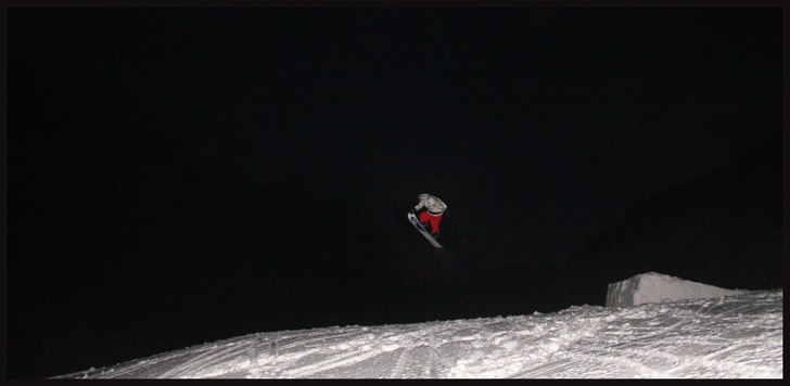 Körde liten nightsession på kickern vi byggt bak. Foto: Joakim Croy. Åkare: Rickard Croy.