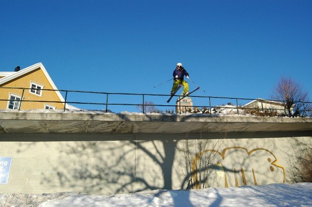 Fet street rail i drammen. Smooth 3m drop ut på v. Foto: Anders Backe. Åkare: Paal A Lund.