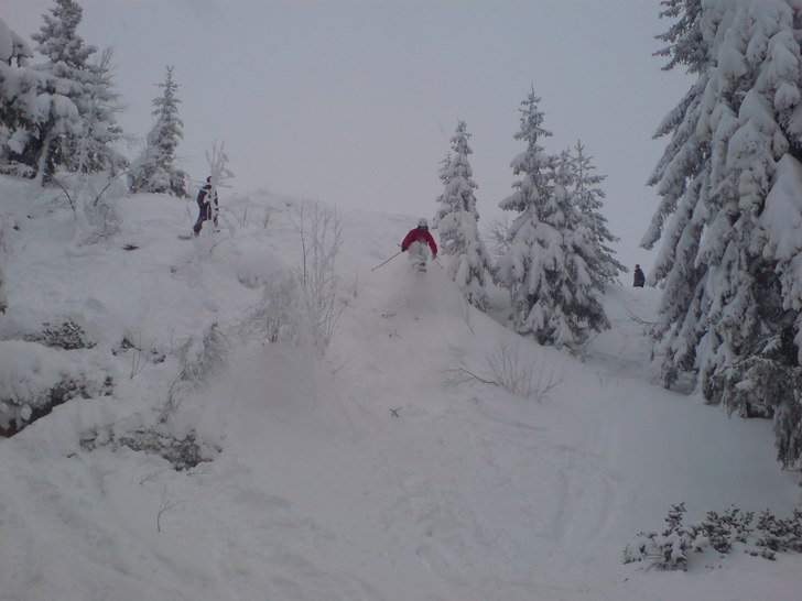 Drop i nysnö 40cm. Foto: Rasmus bremholt. Åkare: Patric Millby.