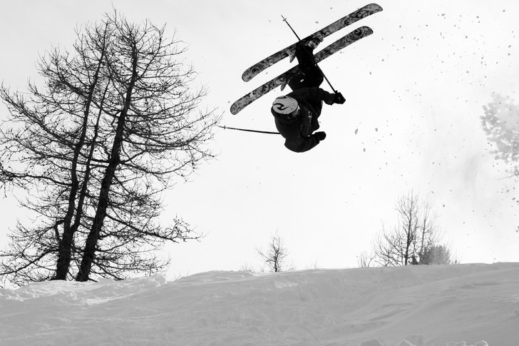 Bob flippar i skogen i Zermatt. Foto: Robin Ljungqvist. Åkare: Robin Brengensjö.