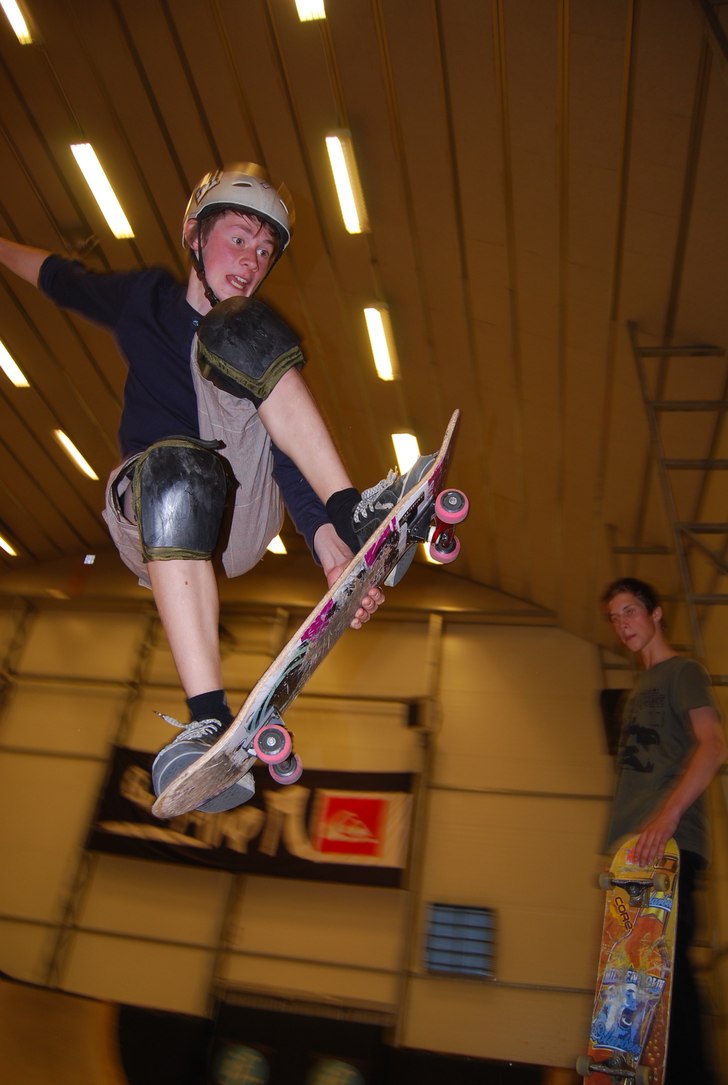 En melon ut från the mini ramp.. Foto: Jonas Zeidlitz (Fjunash). Åkare: Samuel Lundh (Delmarindy).