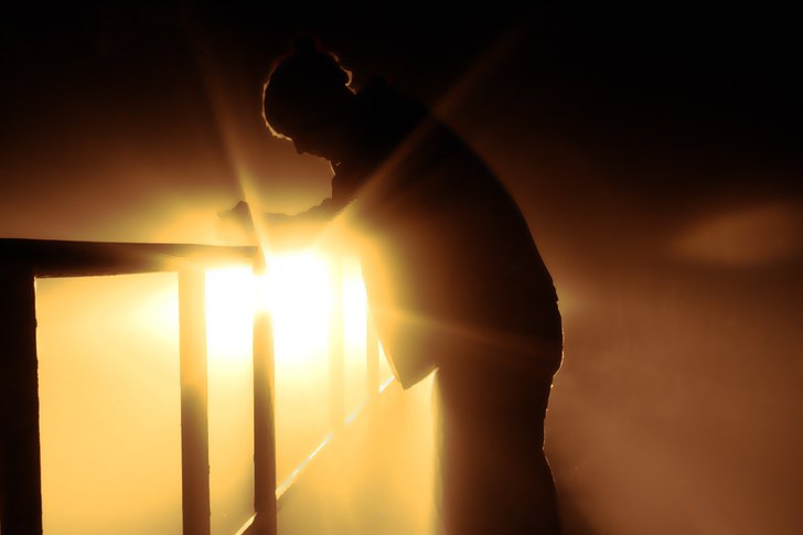 En tur med 740. Kameran i knät. En enslig väg in. Foto: Adrian Frölund. Åkare: Johan Augustsson.