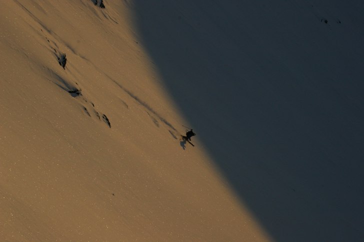 En fantastisk dag i sarek avskutas här med ett å. Foto: Christer T Harnesk. Åkare: Odd-Erik Rönning.