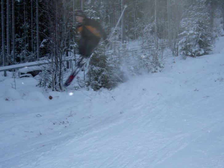 Ett av dom första hoppen med mina nya Salomon 720. Foto: Jakob Berggren. Åkare: Jonas Lindholm.