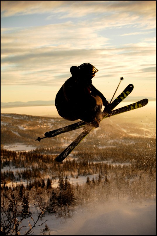 ebony byggde upp en skön bc-kick i sadeln. YEAH!. Foto: johan schedin. Åkare: gustav cederholm.