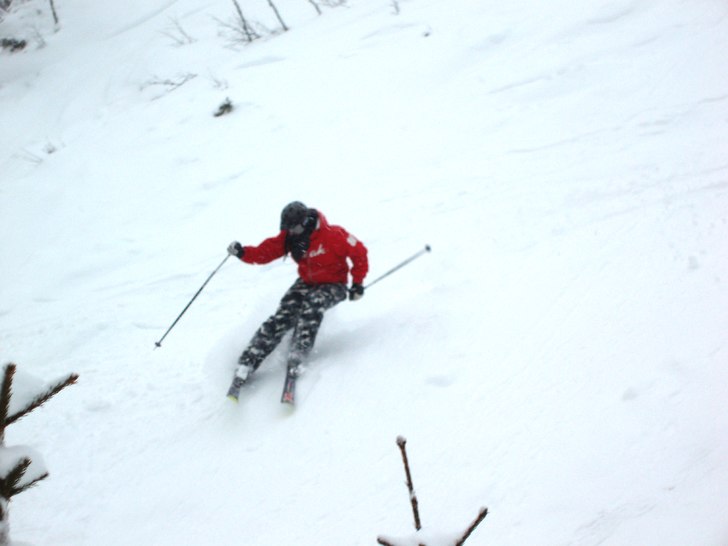 Skön linje i Åres fina off pist.. Foto: Johan Ronnesjö. Åkare: Anders Landén.