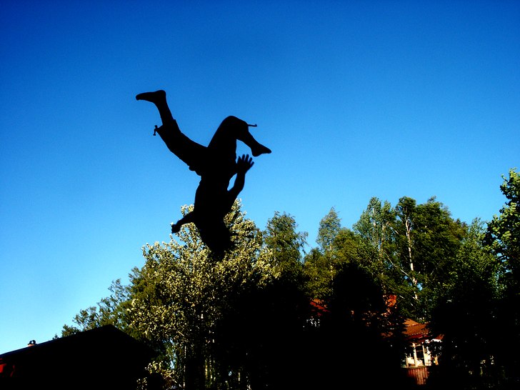 Einar gör en skön bakåtvolt . Foto: Ebba Kling-Odencrants. Åkare: Einar.