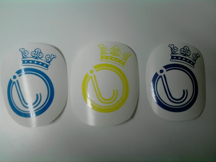 Här är det ett blått, ett gult och ett mörklil.