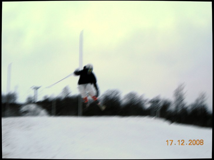 första hoppet för året(kanon kamera användes):. Foto: Bengt . Åkare: Robert Tidblom.