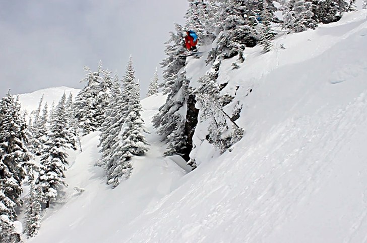 En klippa i Cat ski området i Revelstoke. Foto: Erik Aldenius. Åkare: Johan Almroth.