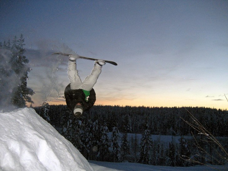Marcus gör en frontflip. . Foto: Erik Hägg. Åkare: Marcus Siverman.