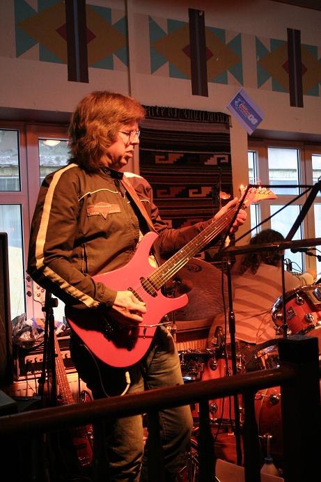 Janne Schaffer tar till ton!. Foto: Dag Risberg.