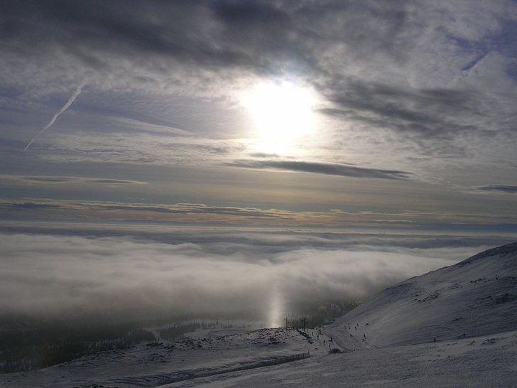 Morgonsolen lyser över molnen. Foto: Björn Lindqvist.