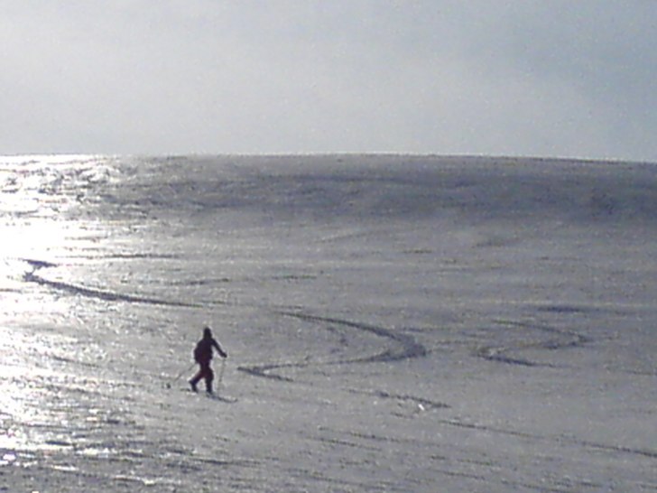 Offpist med läder pjuck och Ficher Crown väsandt. Foto: Mats Mäki. Åkare: Karin Englund Mäki.