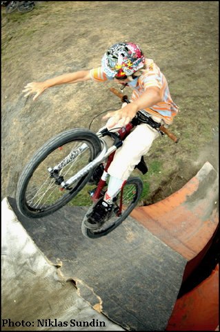 Tuck no hander upp på boxen. Foto: Niklas Sundin. Åkare: Gustav Bodén.