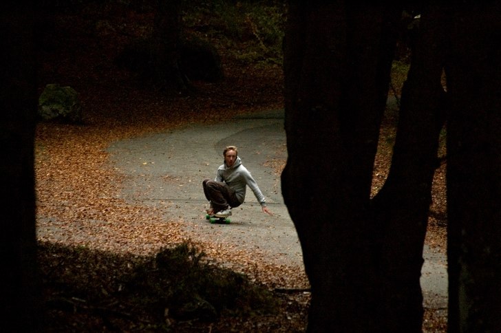 Fina skogslinjer på långboard. Foto: Björn Bonthron. Åkare: Niklas Sandeberg.