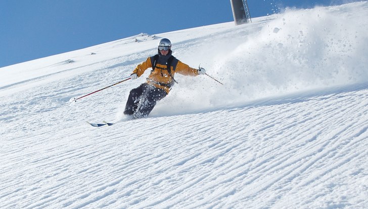 Vaknar upp och solen gassar och nyfallen snö frå. Foto: Daniel Eklund. Åkare: Roberth Jensen.