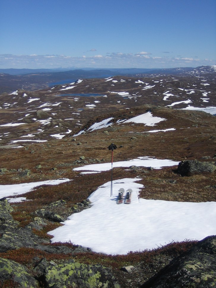 En skön sommardag med ett gott vårsnöåk nedfö. Foto: Martin Ericson.