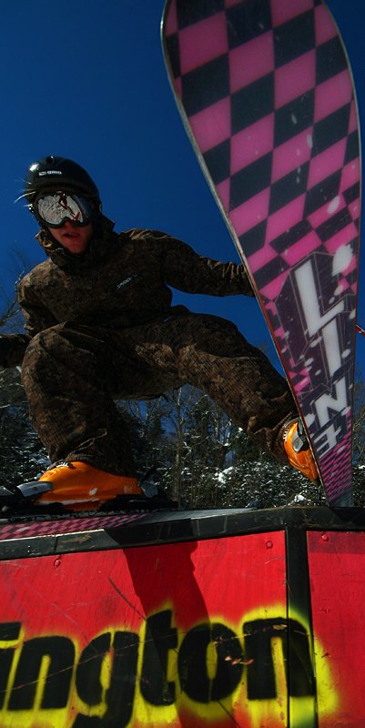 Staffan drar ett rail i parken vid Bear Mountain. Foto: Henning Olsson. Åkare: Staffan Skällenäs.