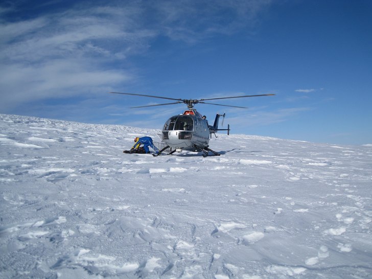 Helikoptern och guiden Thomas. Foto: Martin Råland.