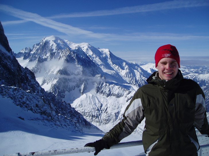 Jag med världens högsta berg Mont Blanc i bakgru. Foto: Henrik. Åkare: Markus Kristensson.