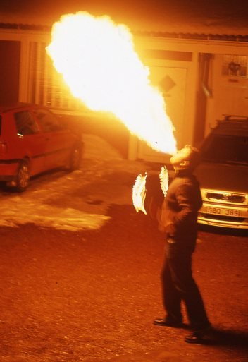 Lek med eld, o tändvätska!. Foto: Jonas Davidsson. Åkare: Resturangchefen, Olle.