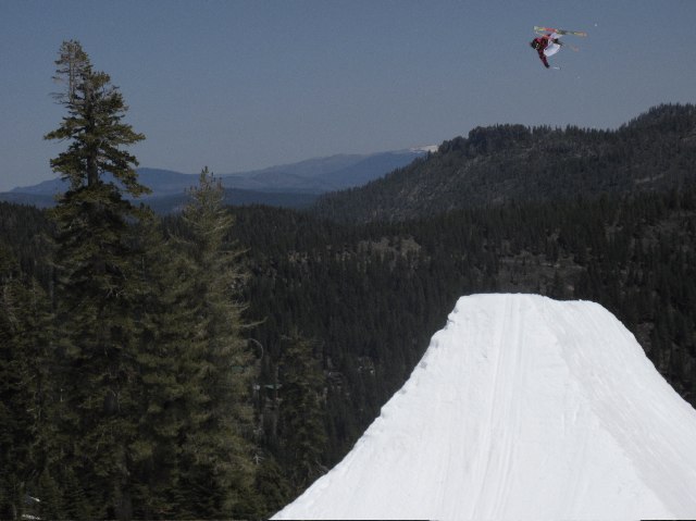 en flatspin på en hip under MSPs parkshoot i squa. Foto: Marko Grilc. Åkare: Jacob Wester.
