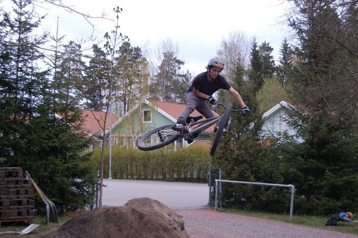 litet skutt :). Foto: Jimmy södergren. Åkare: Michael Östanhed.