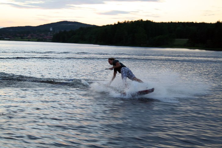 Wakeskateåkning klockan 23:00.. Foto: Tommy Karlsson. Åkare: Tomas Wall.